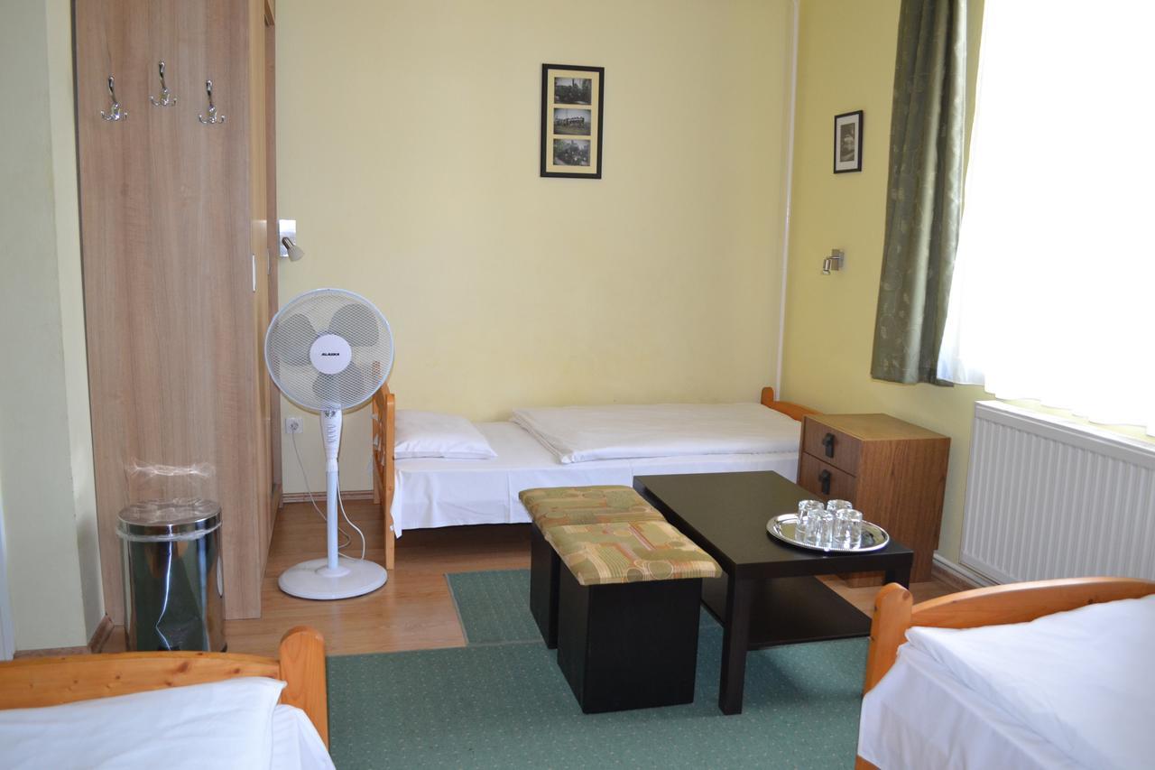 Lokomotiv Motel Eger Exterior photo